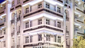 Fachada da propriedade à noite