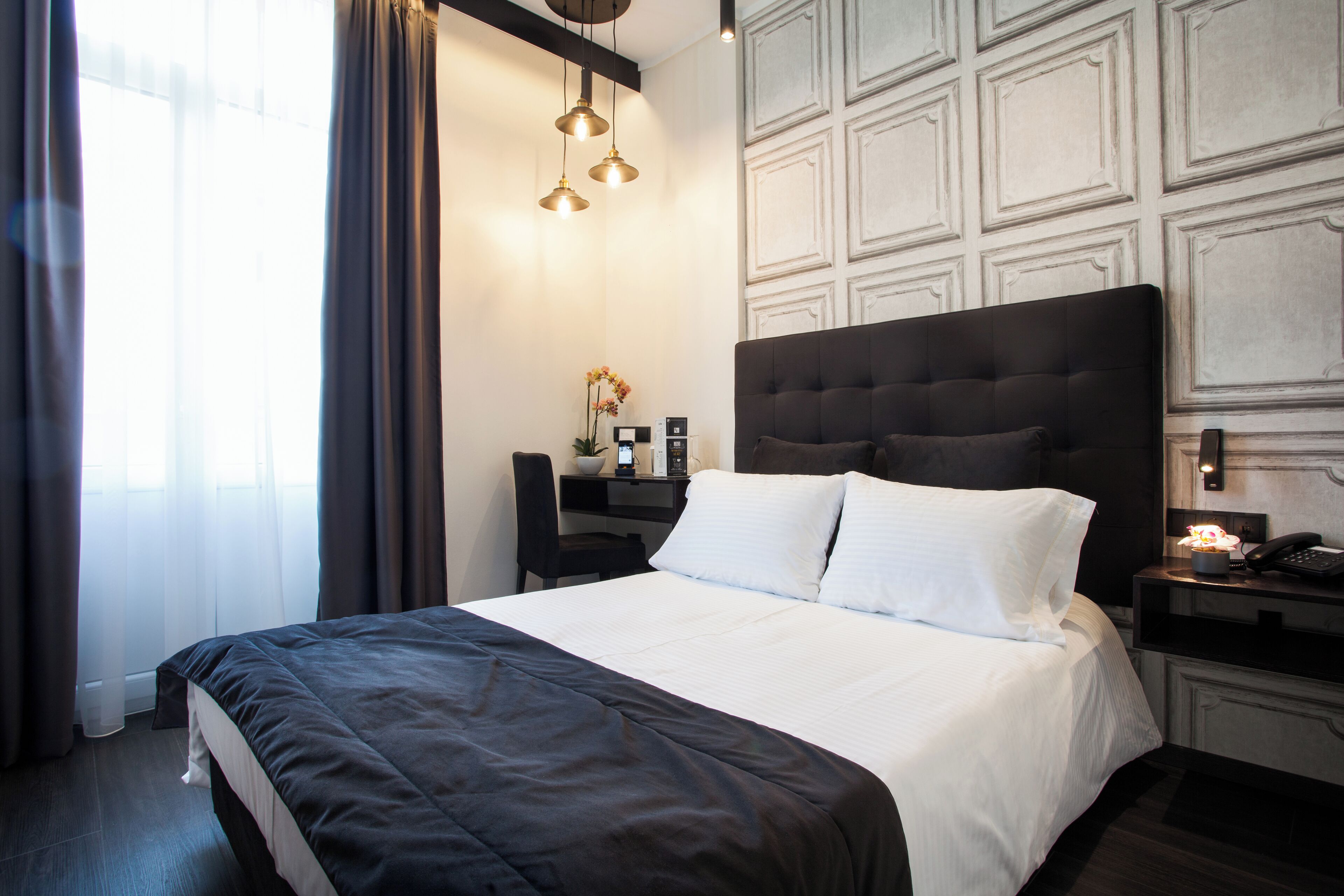 Luxe beddengoed, een minibar, een kluis op de kamer, een bureau
