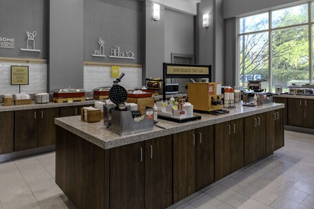 Hampton Inn Suites Arlington Crystal City DCA - Image 18