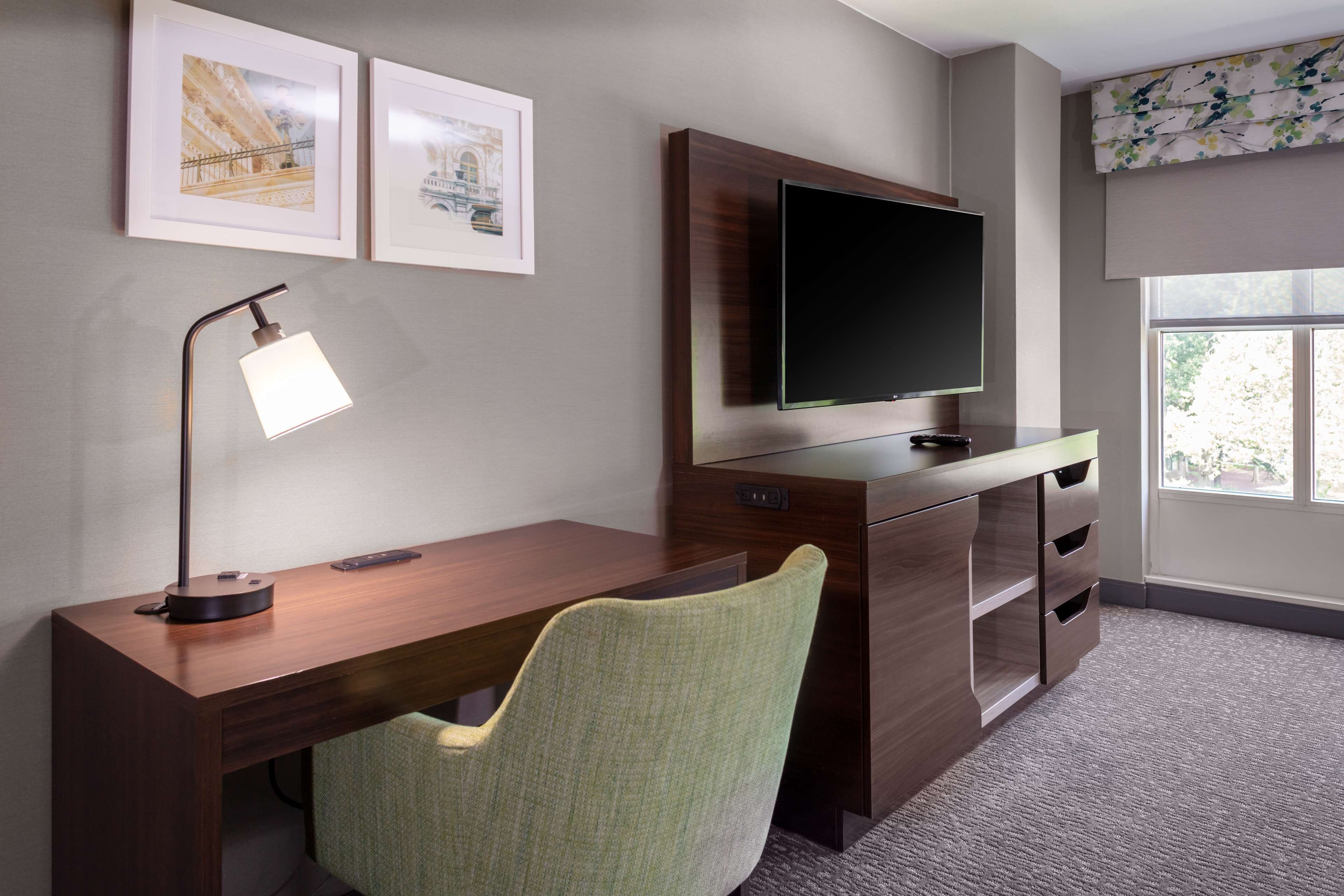 studio, one queen bed, non-smoking | in-room safe, desk, laptop workspace, blackout curtains