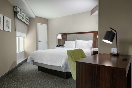 Hampton Inn Suites Arlington Crystal City DCA - Image 46
