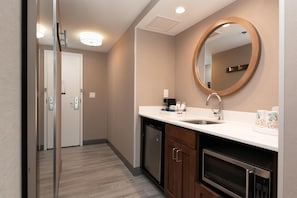 Minibar - Hampton Inn & Suites Arlington Crystal City DCA (Arlington)