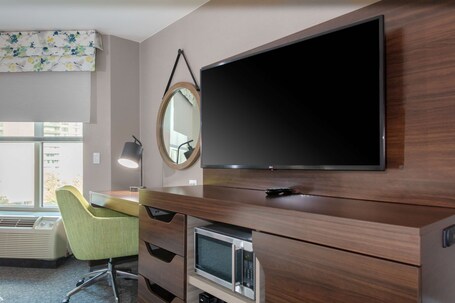 Hampton Inn Suites Arlington Crystal City DCA - Image 39