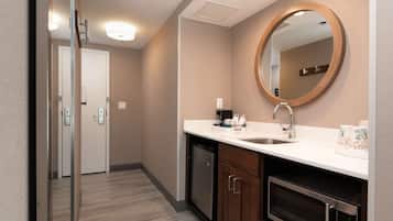 Studio, One Queen Bed, Non-Smoking | Minibar