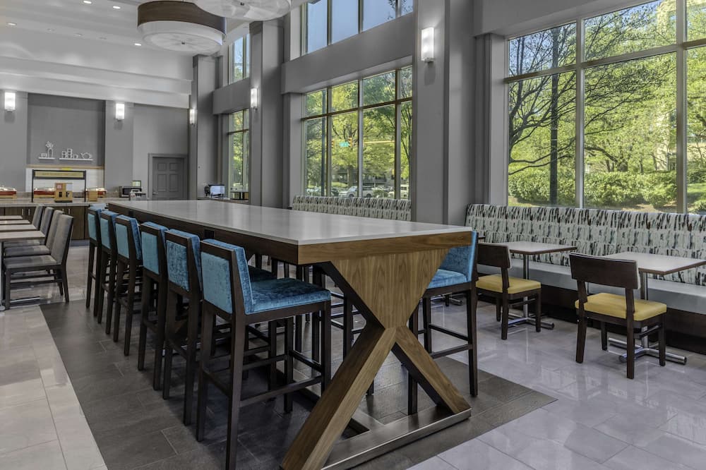 Hampton Inn & Suites Arlington Crystal City DCA