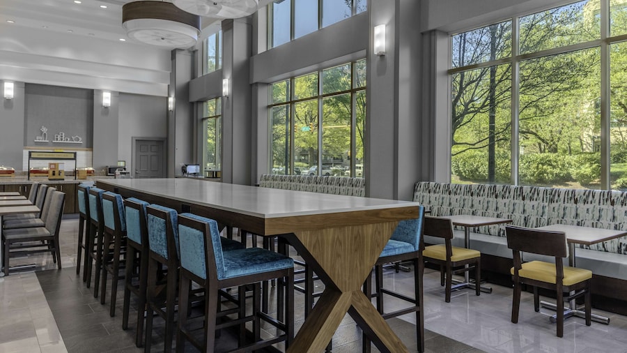 Hampton Inn & Suites Arlington Crystal City DCA