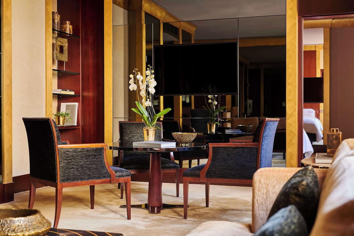 Eine Hotte lobby mit Essbereich, einem großen Flachbildfernseher und einer Rezeption.