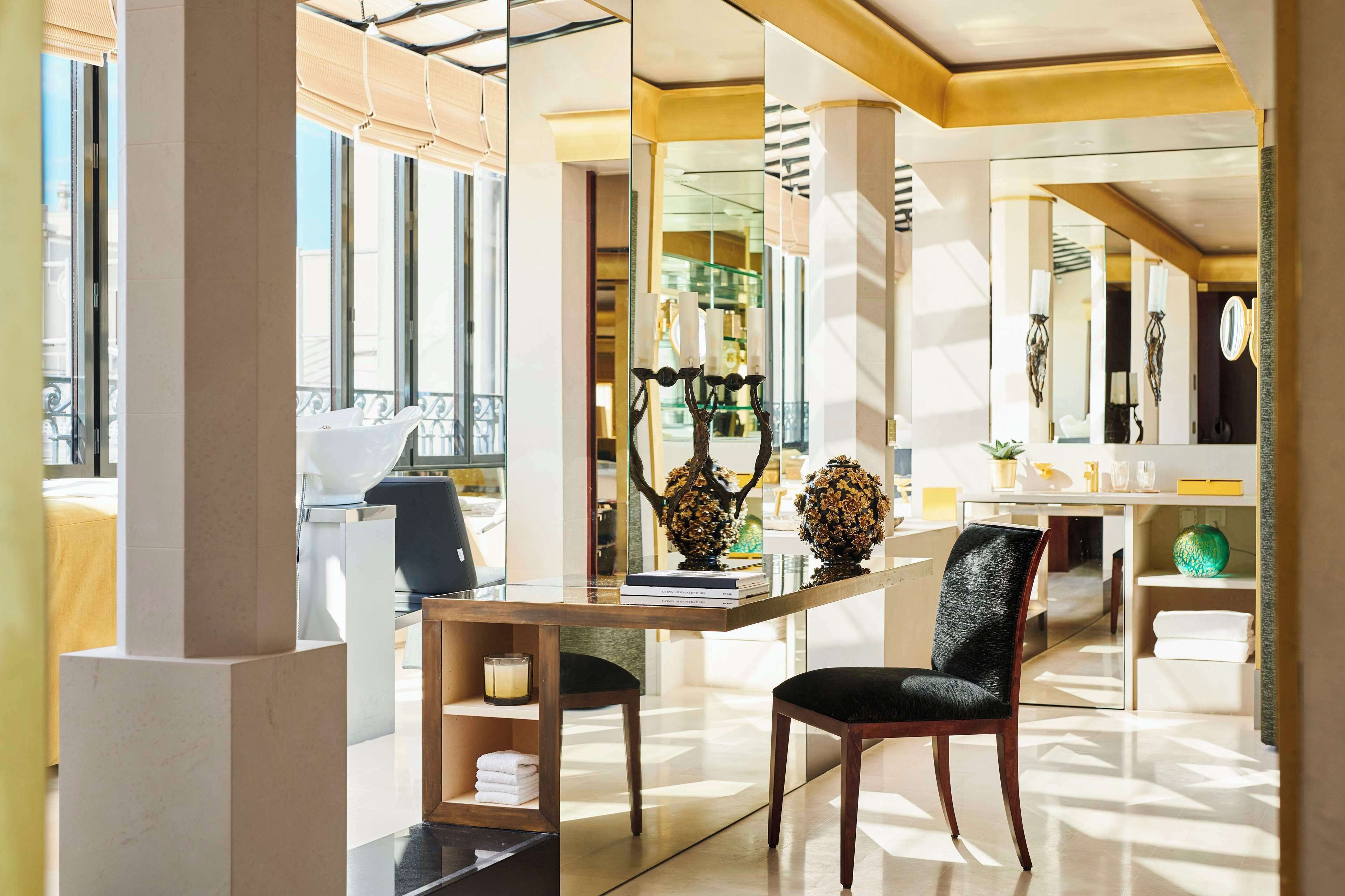 Presidential Suite | Bathroom | Separate tub and shower, deep soaking tub, rainfall showerhead