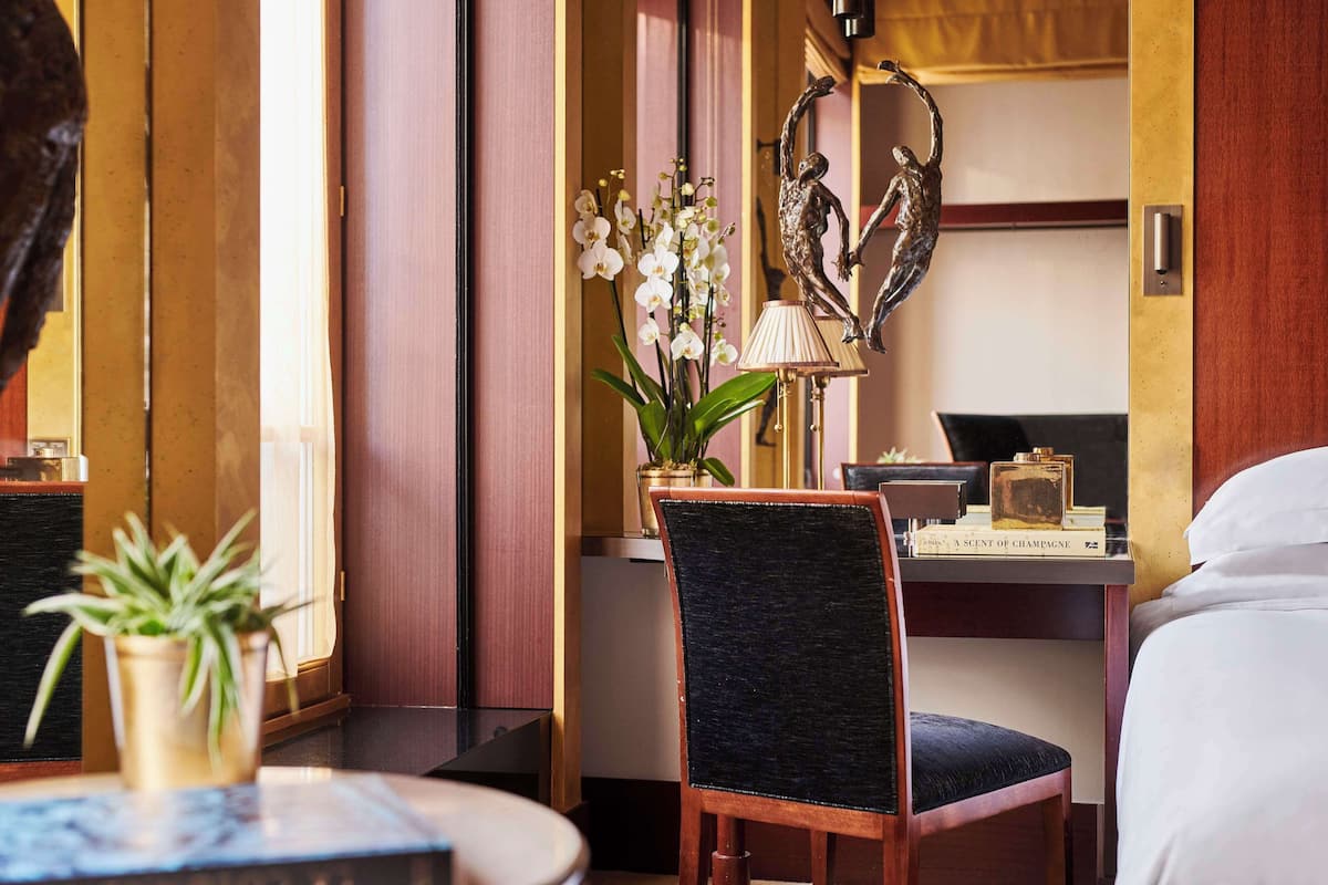 Hochwertige Bettwaren, Minibar, Zimmersafe, Schreibtisch