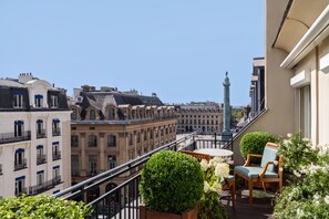 Vendôme Suite | Κλινοσκεπάσματα υψηλής ποιότητας, μίνι μπαρ, χρηματοκιβώτιο στο δωμάτιο 