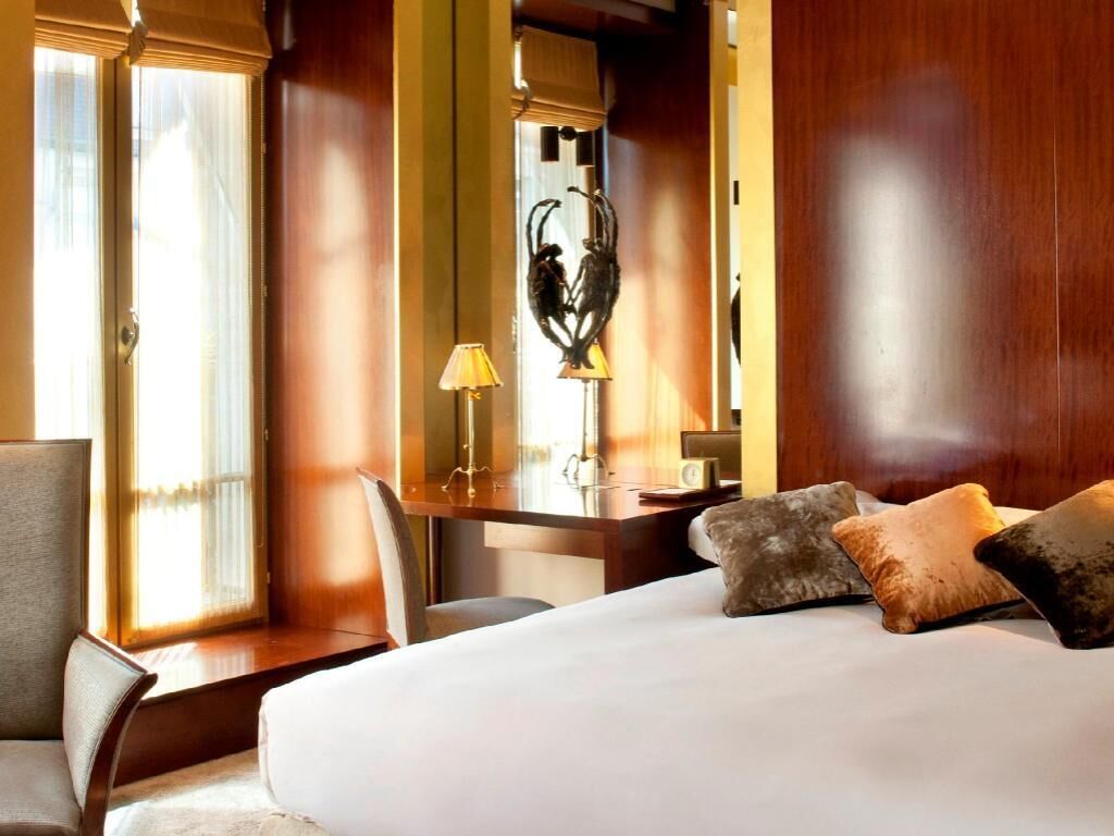 Peralatan tempat tidur premium, bar mini, peti besi dalam bilik, meja 