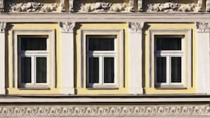 A building facade with three windows on the upper floor and two arched windows on the lower floor. - Hotel & City Appartements Rothenburger Hof (Dresden)