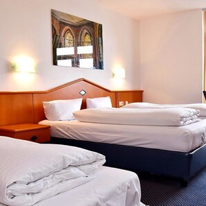 Triple Room (Cosy) | In-room safe, soundproofing, free WiFi, bed sheets - Palazzo Hotel (Moenchengladbach)