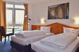 Quarto duplo (Easy) | Cofres nos quartos, quartos à prova de som, Wi-Fi de cortesia