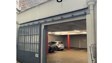 Parking sans voiturier (25 EUR par nuit)