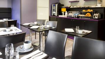 Desayuno buffet diario (EUR 14 por persona)
