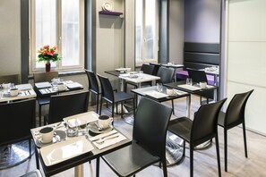 Desayuno buffet (EUR 14 por persona) 