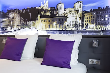 Caja de seguridad en la habitación y escritorio