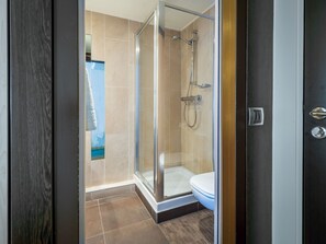 Amenidades de baño gratuitas, secadora de cabello, toallas 