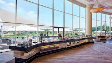 11 ristoranti, aperti a colazione e a pranzo, cucina internazionale