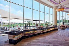 11 restaurantes; se sirve desayuno y almuerzo; cocina internacional