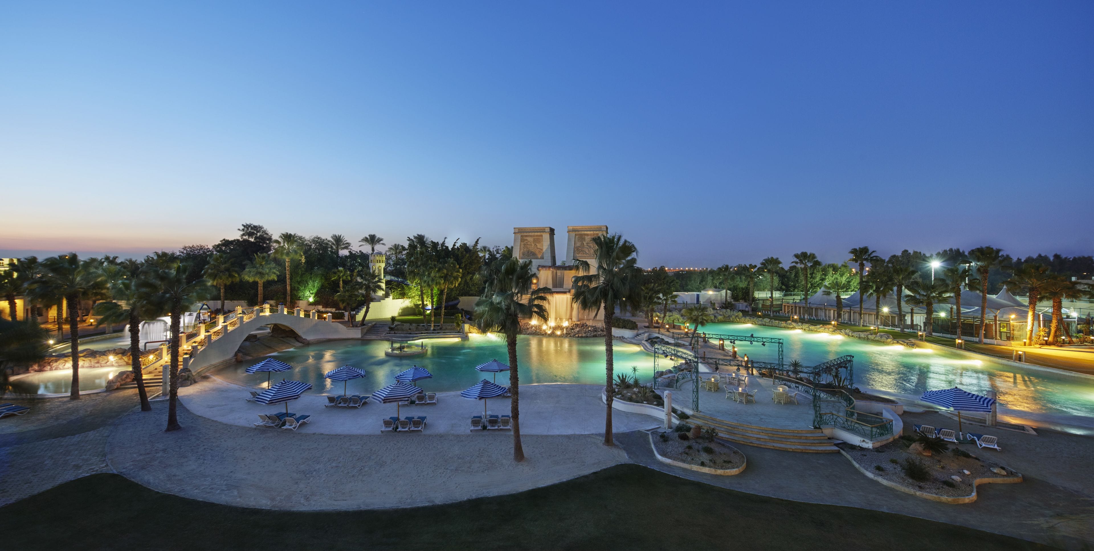Piscine couverte, piscine extérieure, parasols de plage, chaises longues
