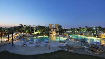 Piscine couverte, piscine extérieure, parasols de plage, chaises longues
