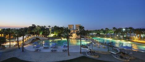 Piscine couverte, piscine extérieure, parasols de plage, chaises longues