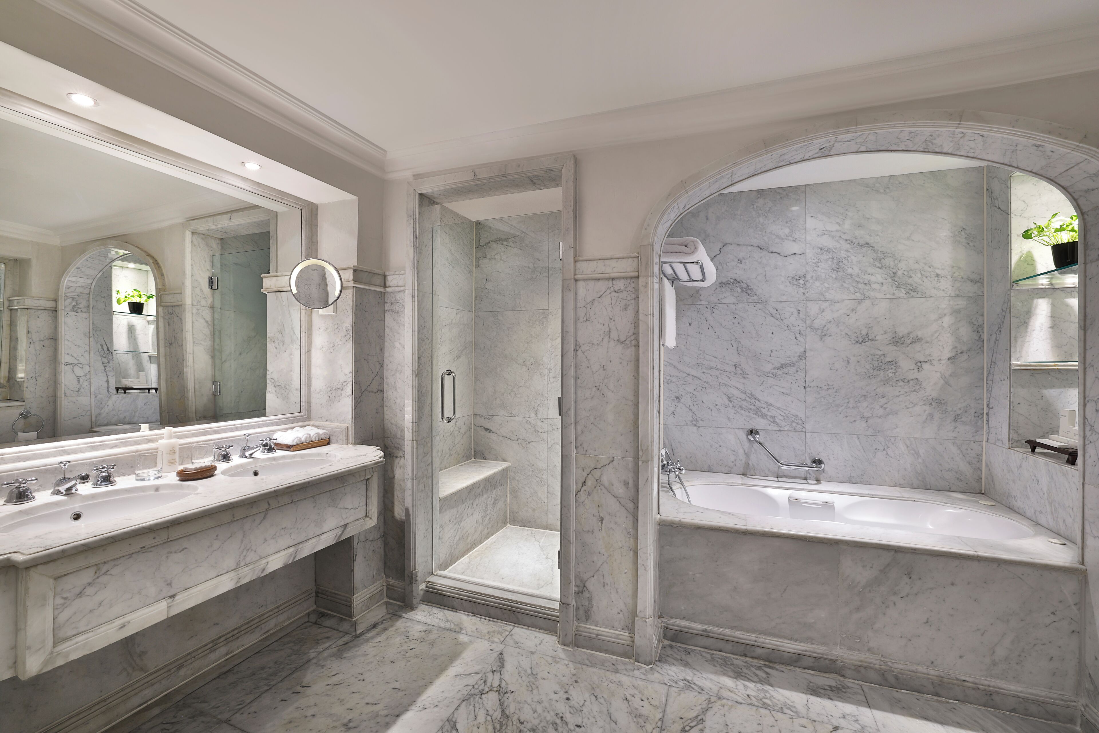 Executive-Suite, 1 King-Bett (Lounge Access, Golf or Pool View) | Badezimmer | Haartrockner, Bademäntel, Hausschuhe, Bidet