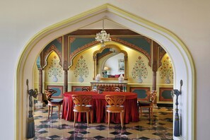 Suite presidencial, 1 habitación, vista al campo de golf (Lounge Access) | Camas con pillow-top, minibar y caja de seguridad en la habitación 