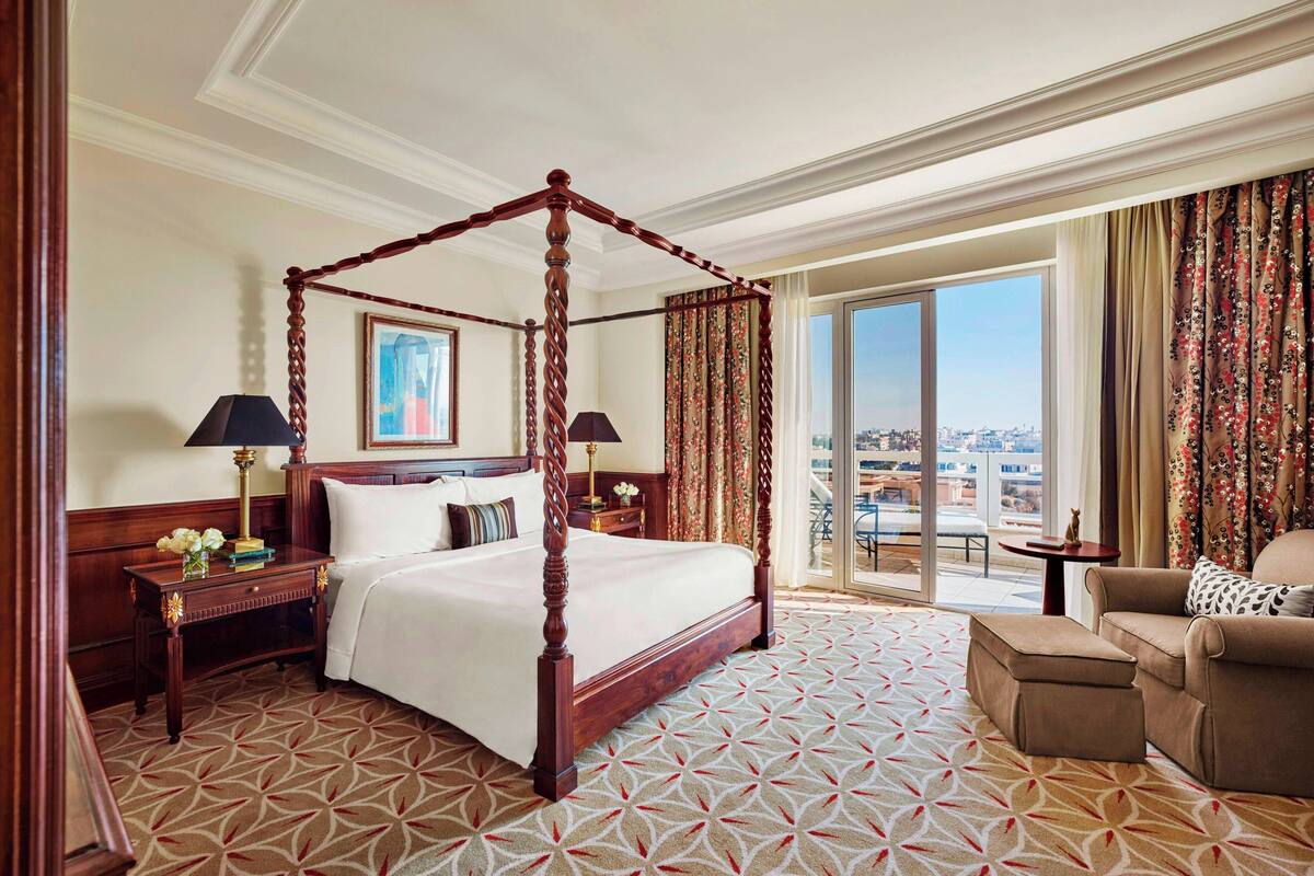 行政套房, 1 張特大雙人床 (Lounge Access, Golf or Pool View) | 舒適加層、迷你吧、客房內保險箱、書桌