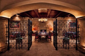 11 restaurants, breakfast, lunch, dinner served; international cuisine