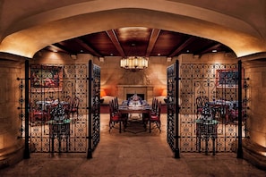 11 restaurants, breakfast, lunch, dinner served; international cuisine