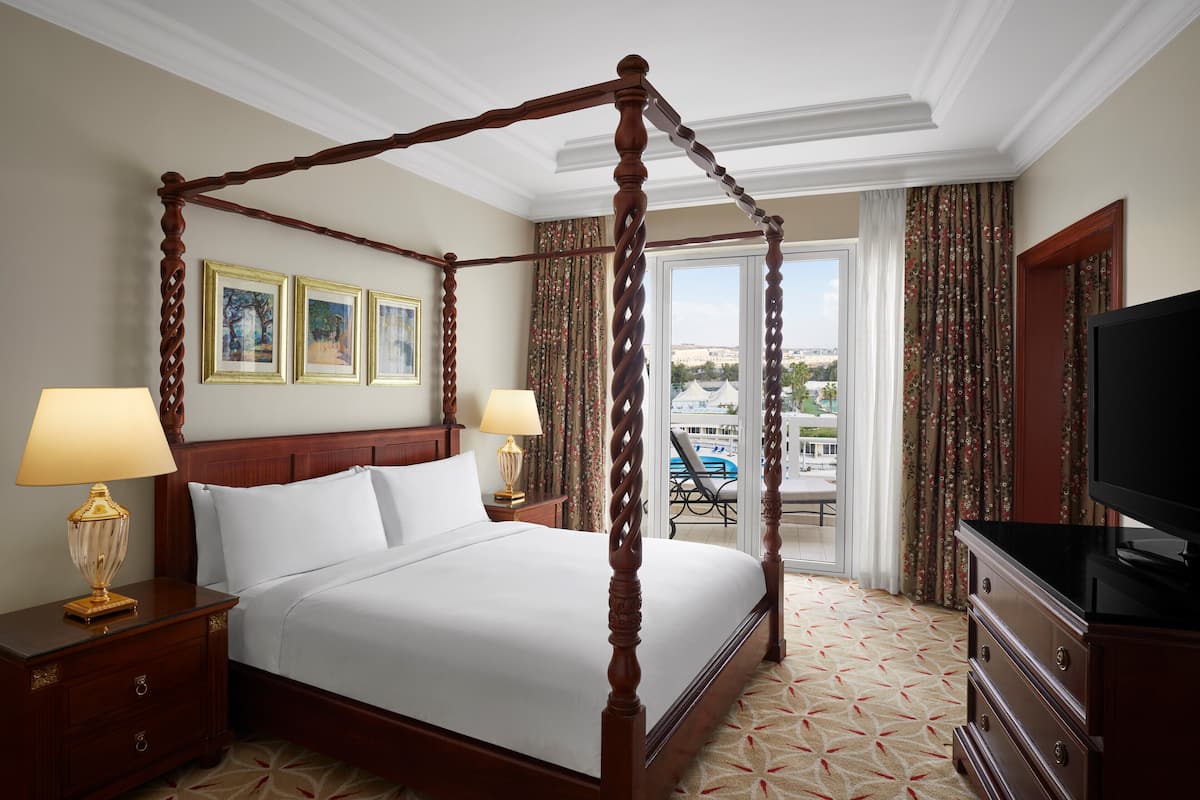 Premier Suite, 1 King Bed, Golf View (Junior Suite, Lounge Access) | Pillowtop beds, minibar, in-room safe, desk