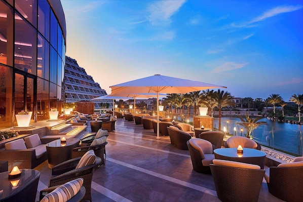 11 restaurants, breakfast, lunch, dinner served; international cuisine 