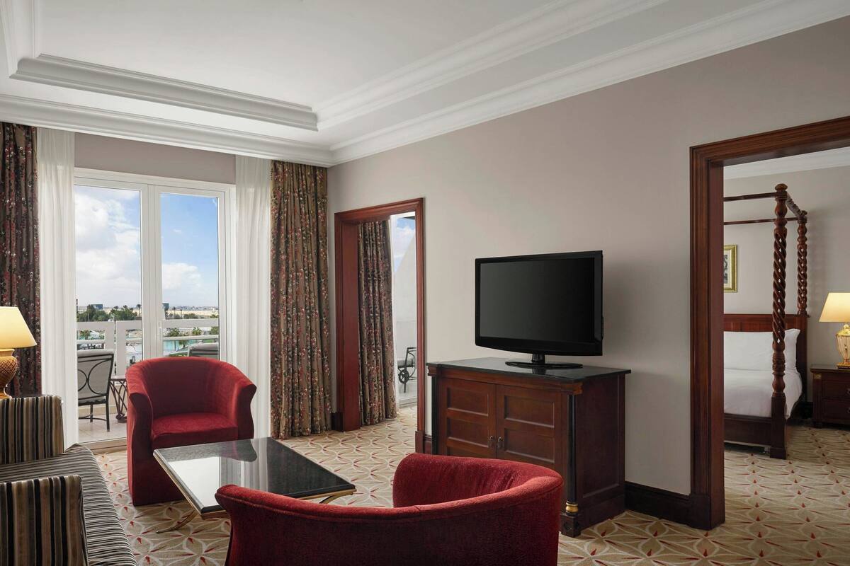 極品套房, 1 張特大雙人床, 高球場景觀 (Junior Suite, Lounge Access) | 舒適加層、迷你吧、客房內保險箱、書桌