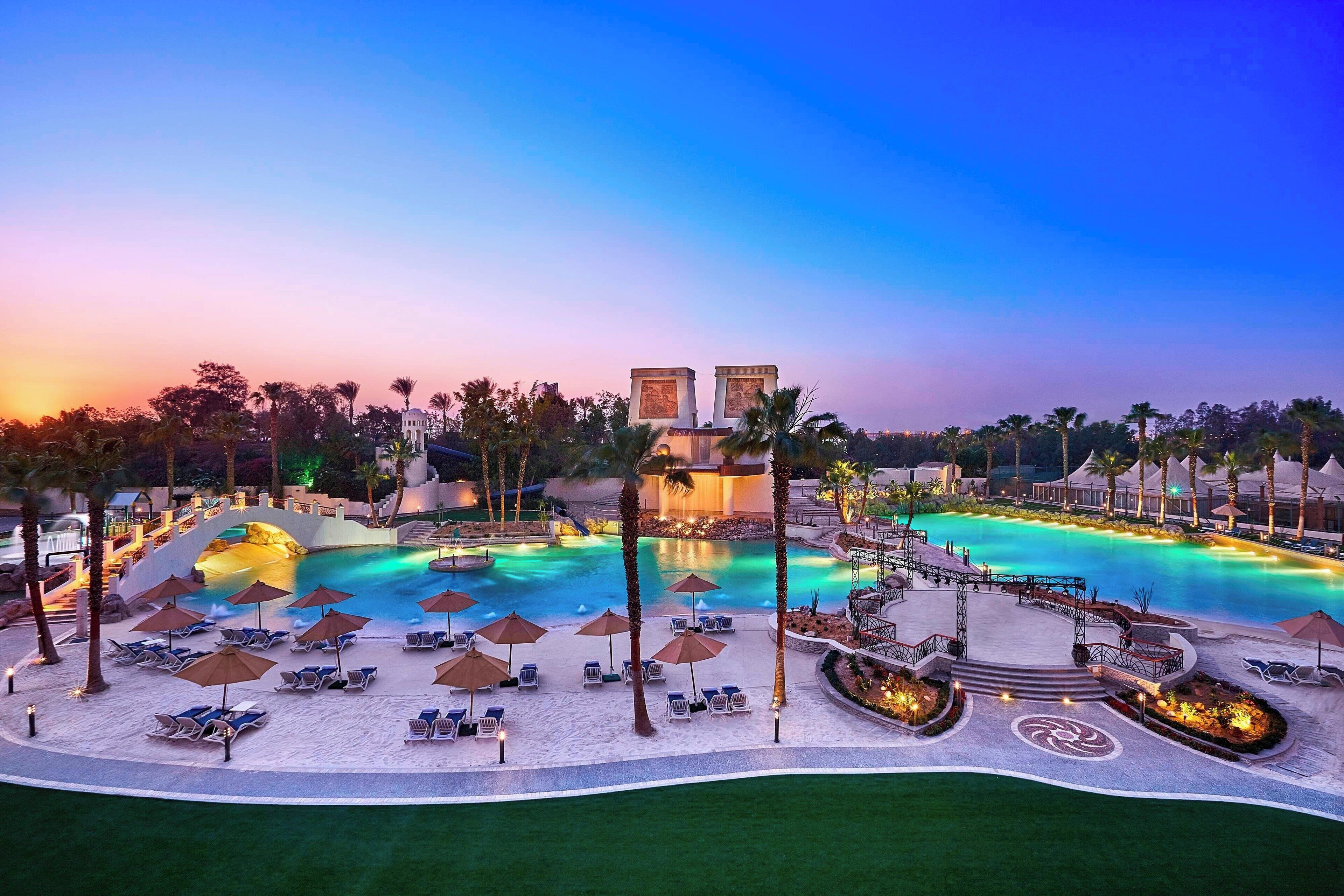 Privatstrand, weißer Sandstrand, Sonnenschirme, Strandtücher