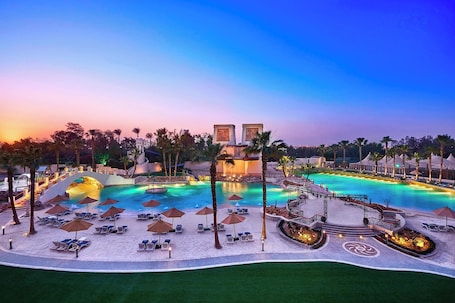 Playa privada, arena blanca, sombrillas, toallas de playa. JW Marriott Hotel Cairo