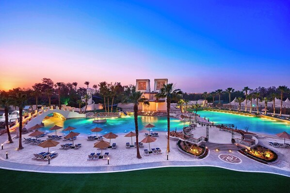 Plage privée, sable blanc, parasols, serviettes de plage