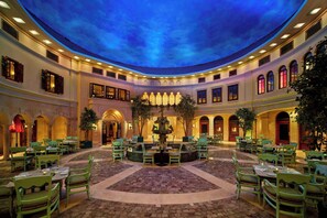 11 restaurants; breakfast, lunch and dinner served