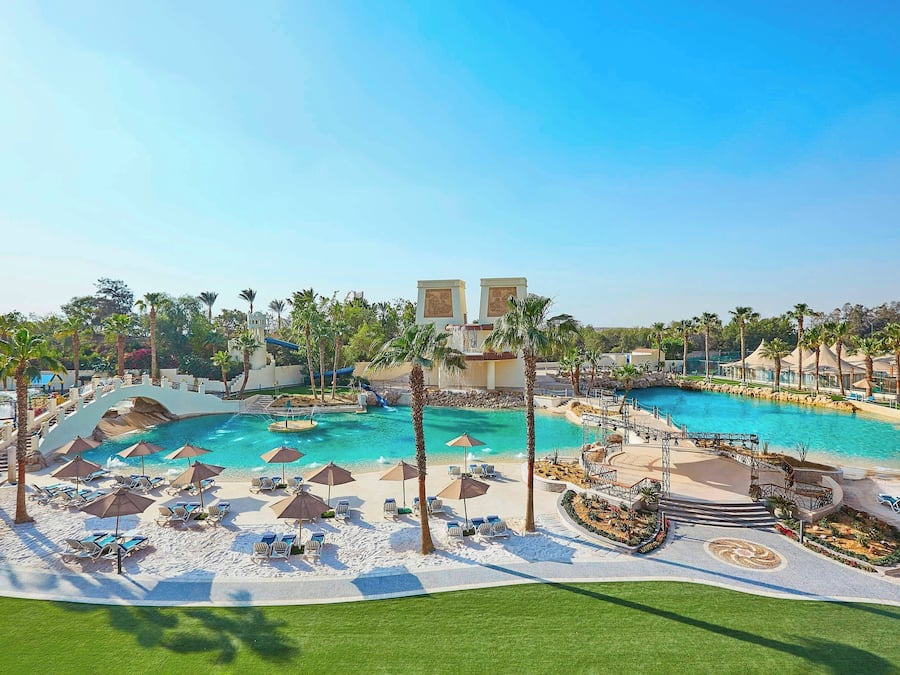 Playa privada, arena blanca, sombrillas, toallas de playa