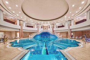 Piscina interna, piscina externa, funciona das 8h às 18h, guarda-sóis