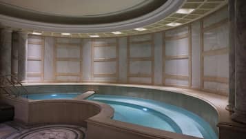 Piscine couverte, piscine extérieure, parasols de plage, chaises longues