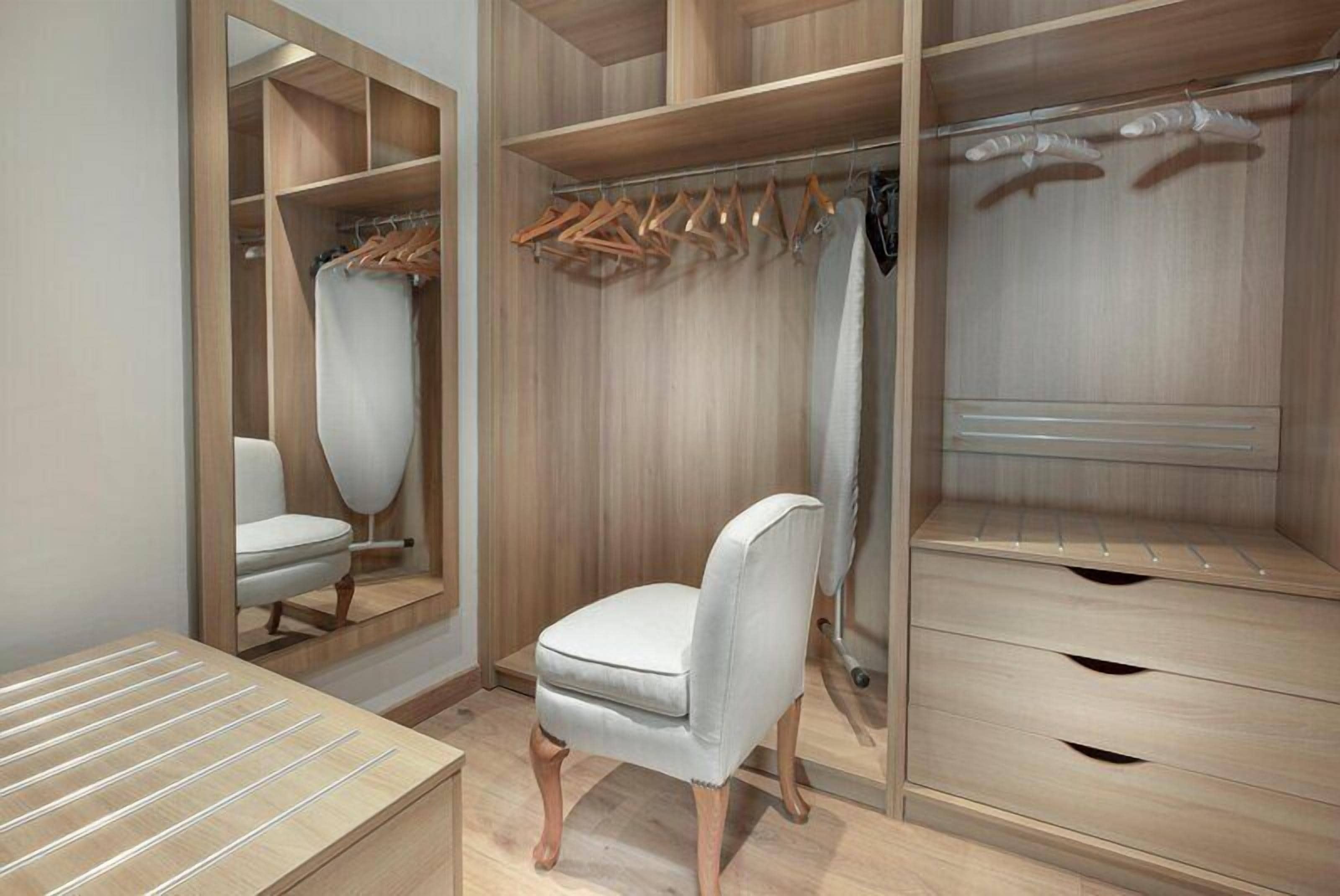 Sauna, steam room, Turkish bath, body treatments, aromatherapy