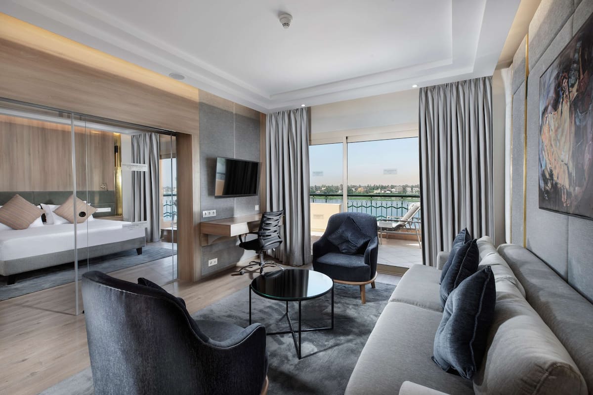 Familie suite | 1 slaapkamer, een minibar, een kluis op de kamer, een bureau