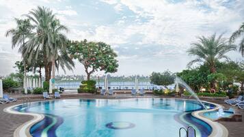 2 kolam renang outdoor, dengan payung kolam renang dan kursi berjemur