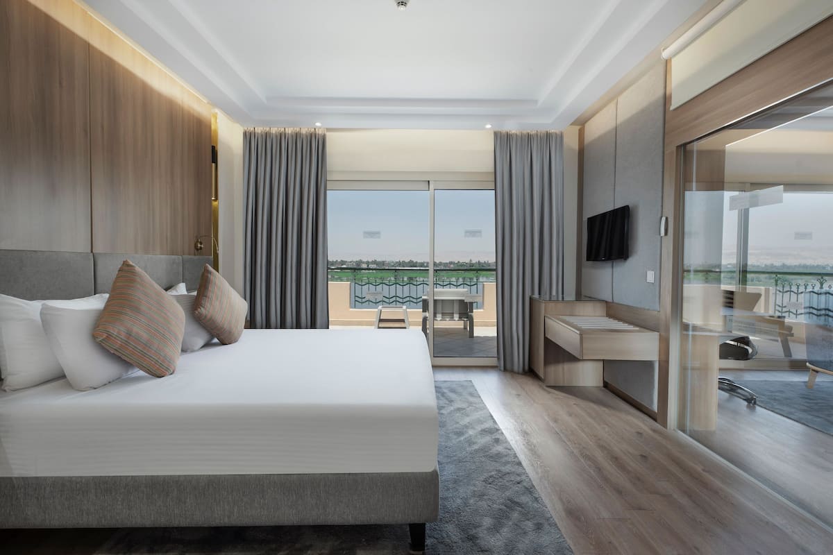 Familiesuite | Minibar, safe på rommet, skrivebord og blendingsgardiner