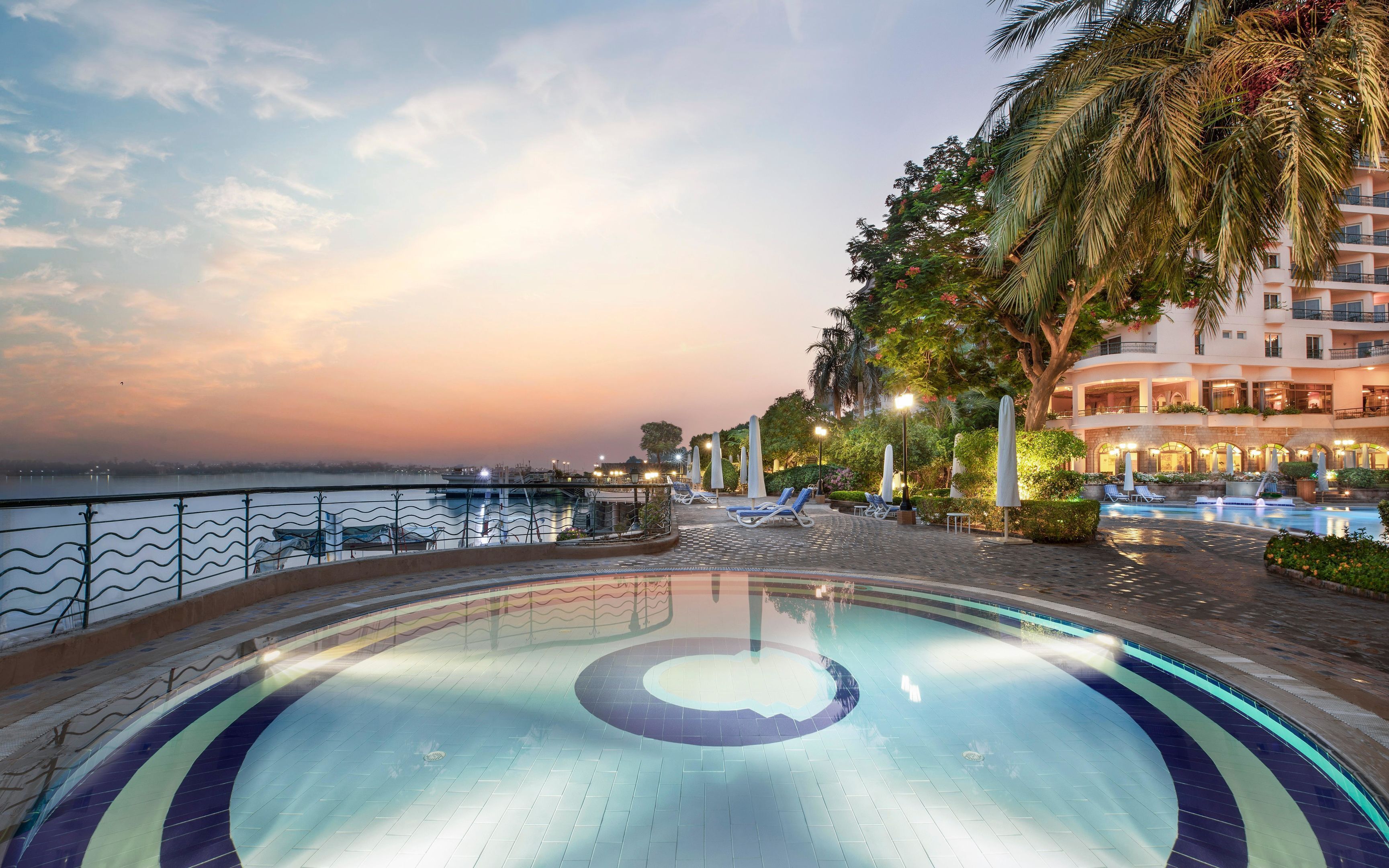 2 Außenpools, Sonnenschirme, Liegestühle