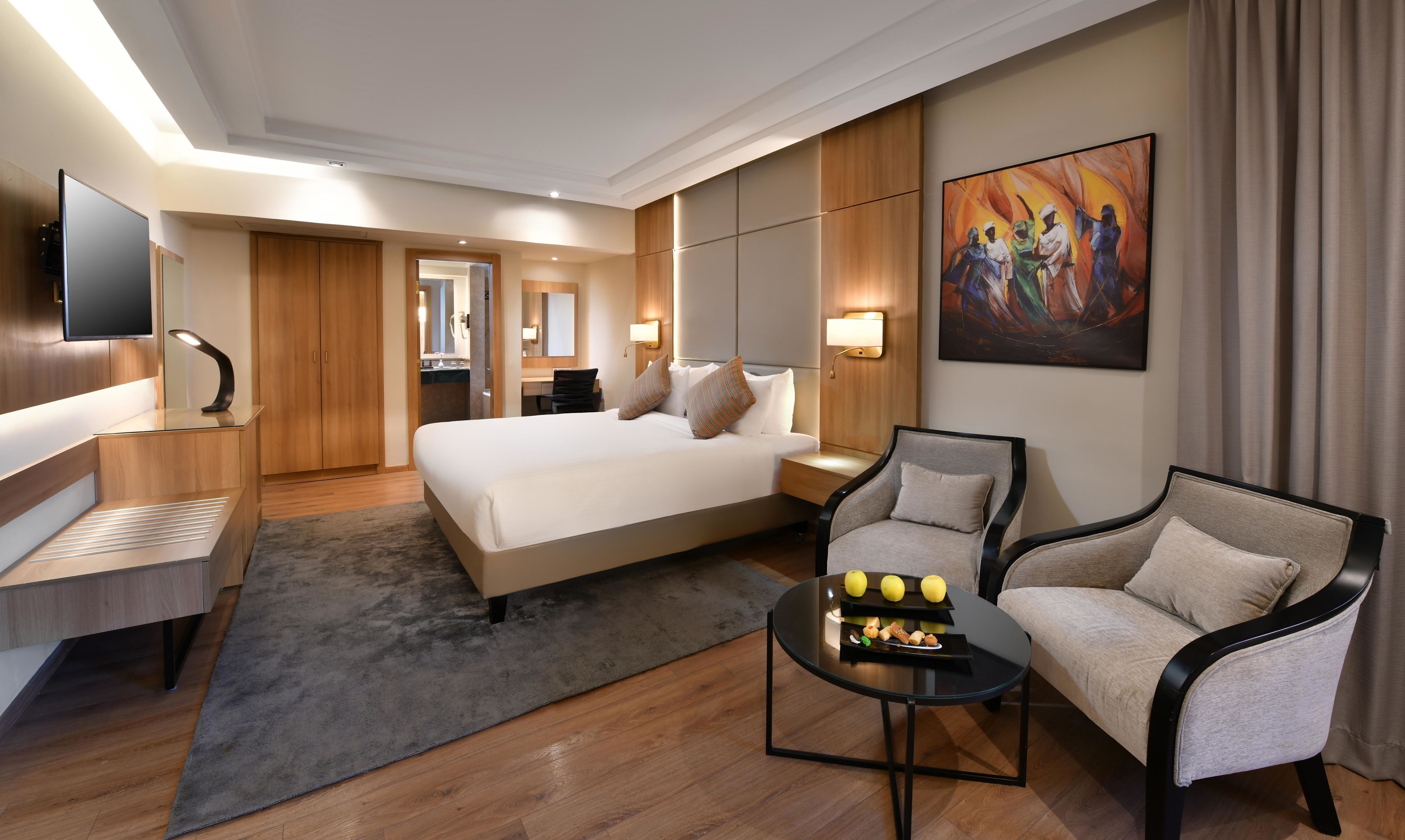 Familierom | Minibar, safe på rommet, skrivebord og blendingsgardiner