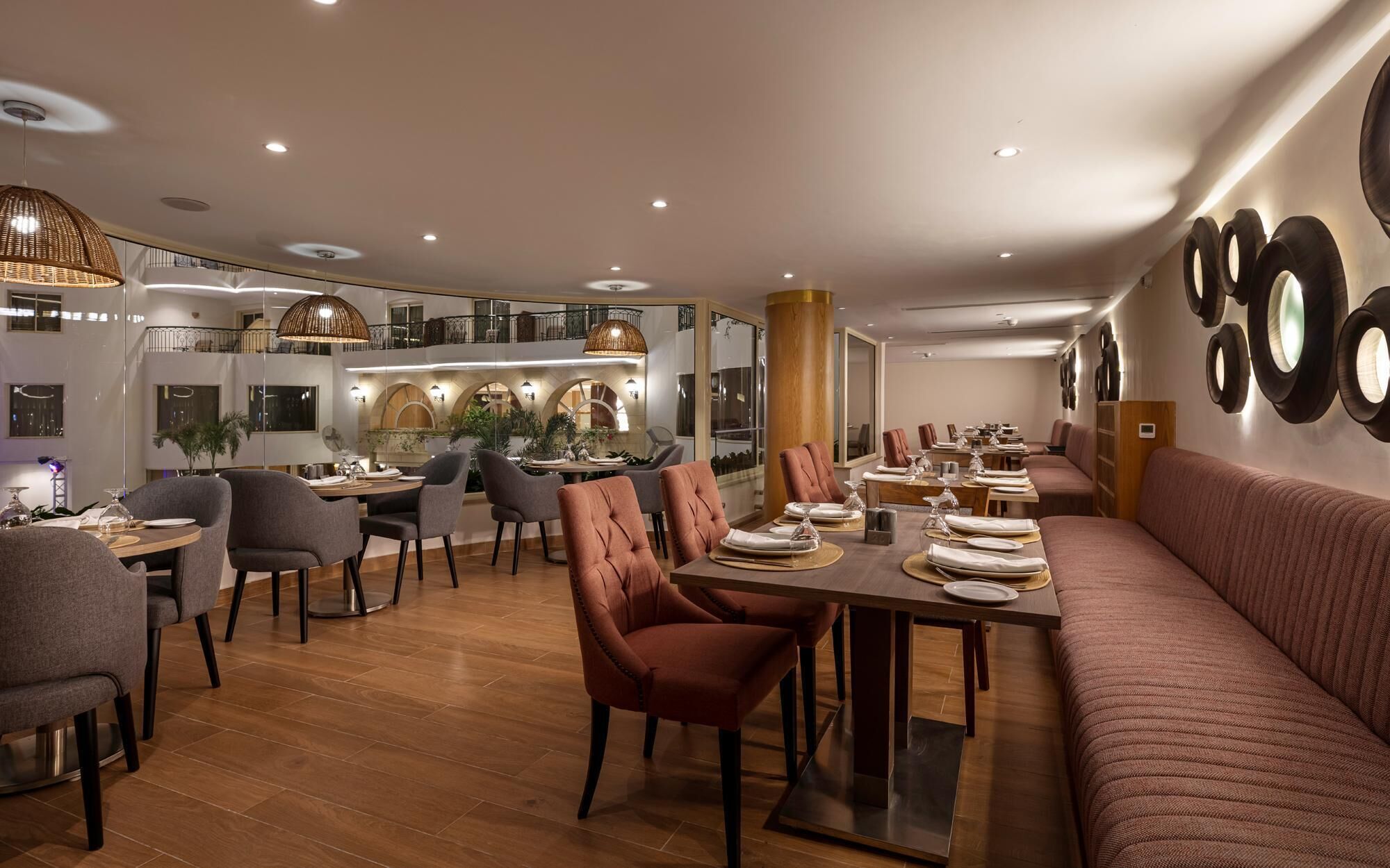 5 restaurants servant le petit déjeuner, le déjeuner et le dîner